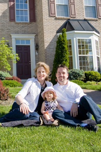 family_7810742_Family-Lawn-sitting-house-fotolia.png